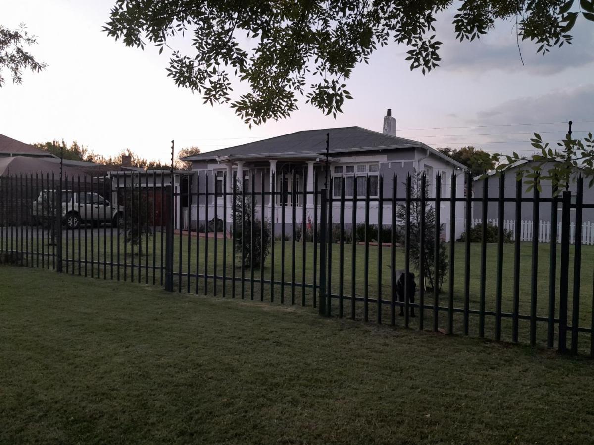 The Cradle'S Rest Guest House Krugersdorp Exterior photo